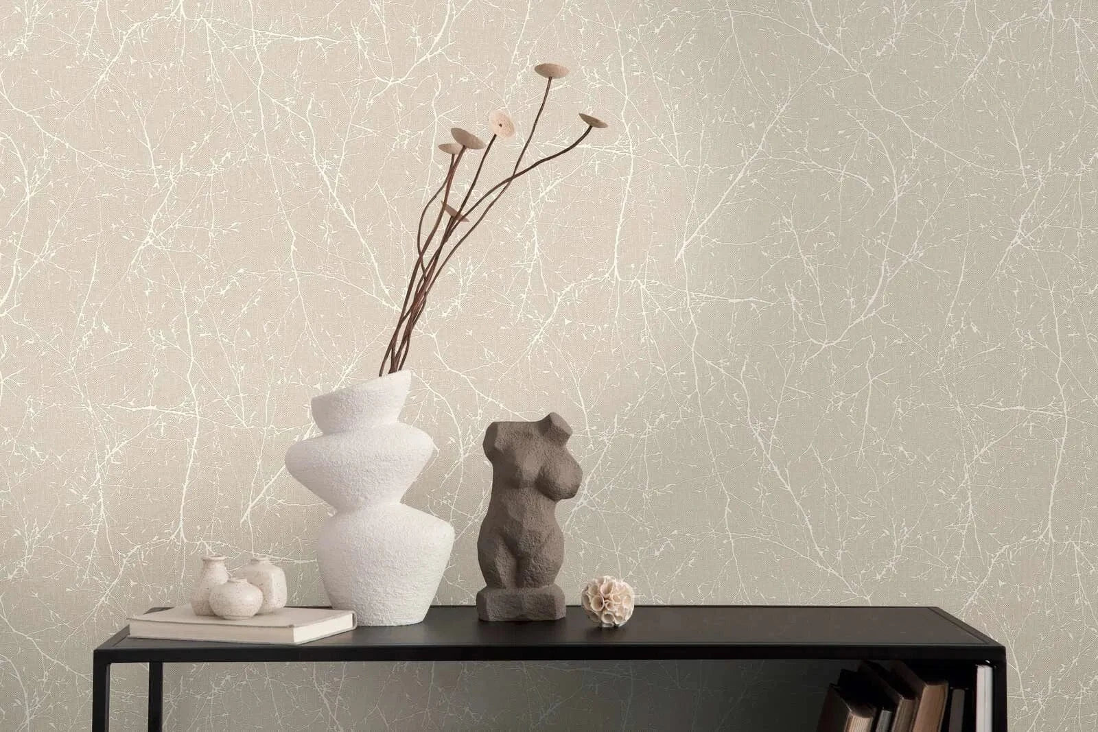 Tapetes ar lina tekstūru un dabisku zaru motīvu – smilškrāsā, 305074 AS Creation