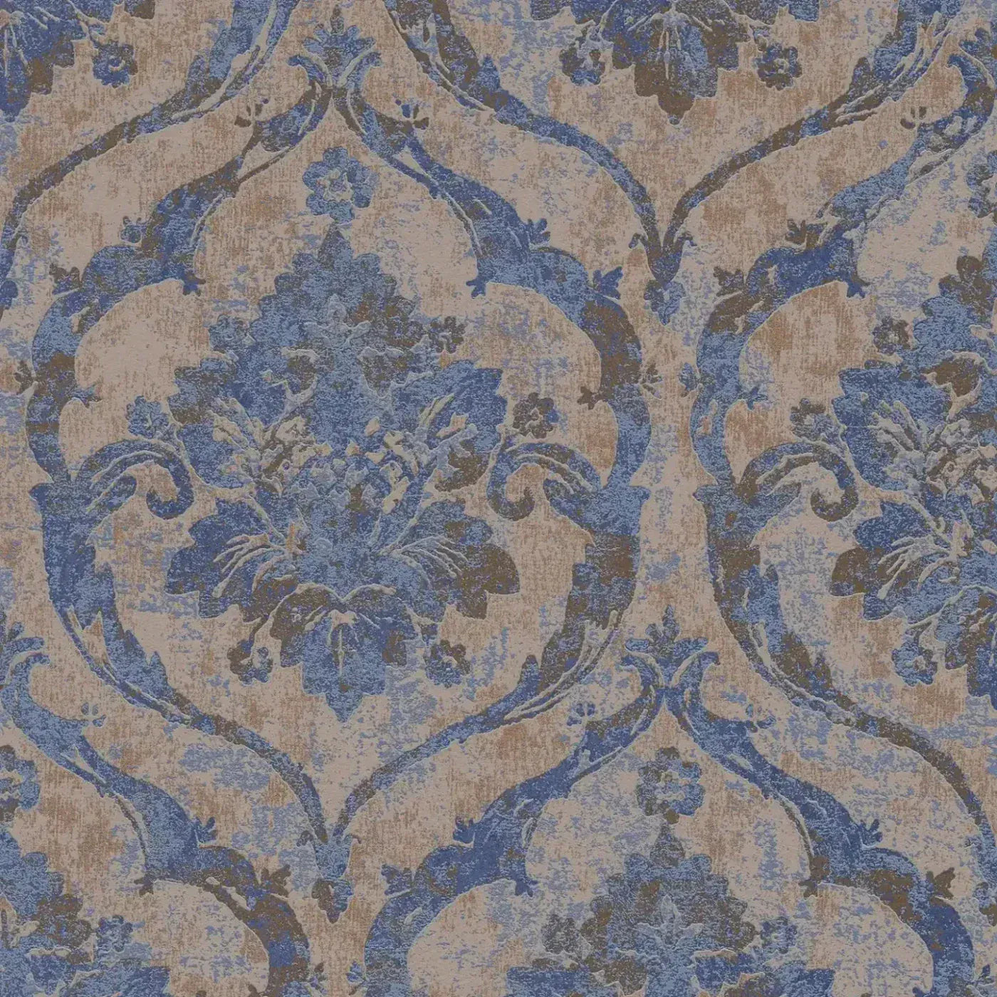 Lähikuva: sinistä ja ruskeaa kuvioitua tapettia, jossa on klassisia koristeita. SKU: 3007257, AS Creation.