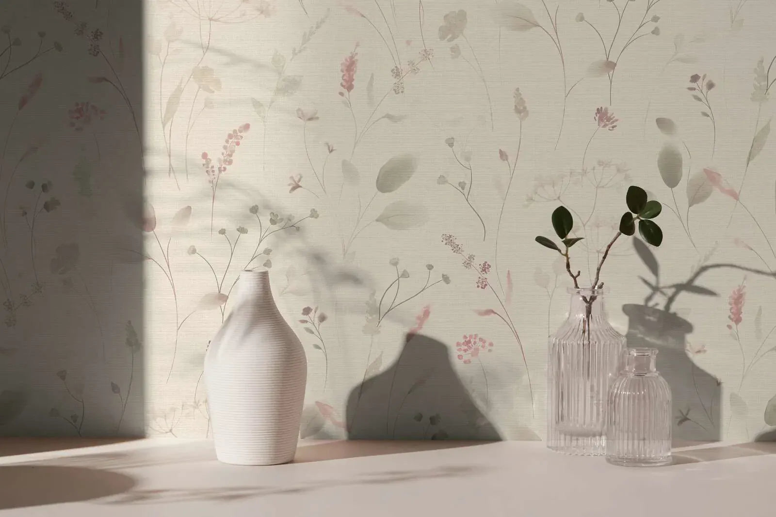 Mattapintainen ympäristöystävällinen tapetti, jossa on kukkia ja ruohoa, luonnonmukaiseen olohuoneeseen. SKU: 3012227, AS Creation.