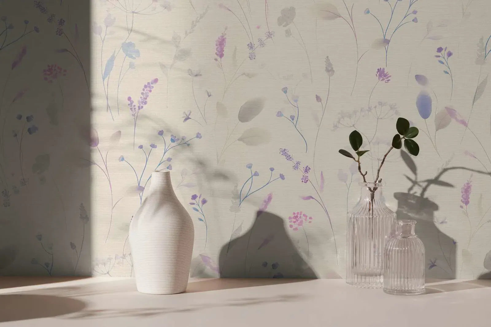 Baltos ir violetinės spalvos įdomūs tapetai su gėlėmis ir augalais kūrybiškame svetainės dizaine. SKU: 3012226, AS Creation.