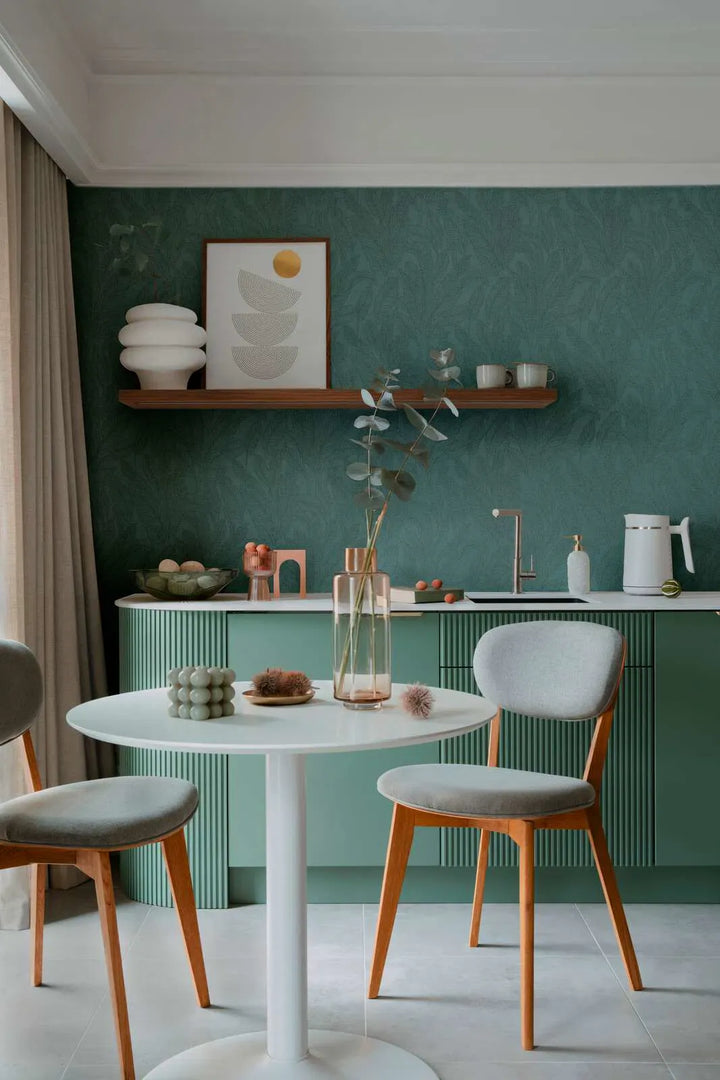 Viegli teksturētas neaustas tapetes ar izsmalcinātu, spīdīgu lapu rakstu zaļā krāsā | 3010164 AS Creation