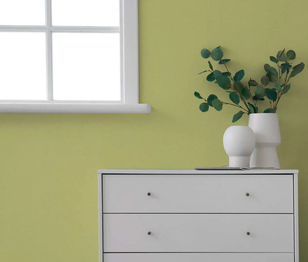 Vienkrāsainas matētas tapetes guļamistabai zaļā krāsā, 1373476 AS Creation