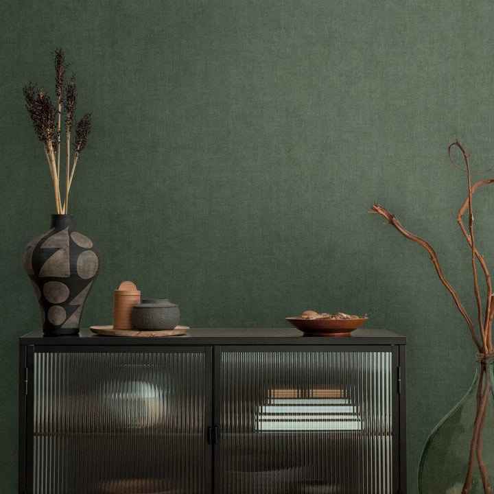 Tapetes ar smalku auduma izskatu un maigu mirdzuma efektu | tumši zaļā AS Creation