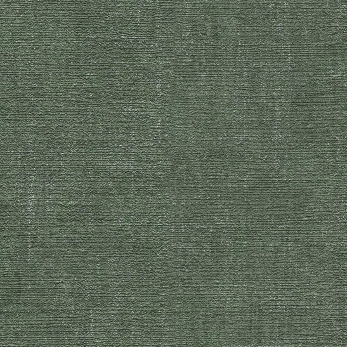 Tumši zaļu tapešu tuvplāns ar smalku auduma faktūru un maigu mirdzuma efektu uz virsmas. SKU: 3007660, AS Creation.