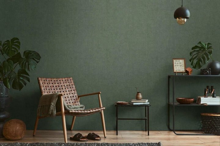 Tapetes ar smalku auduma izskatu un maigu mirdzuma efektu | tumši zaļā AS Creation