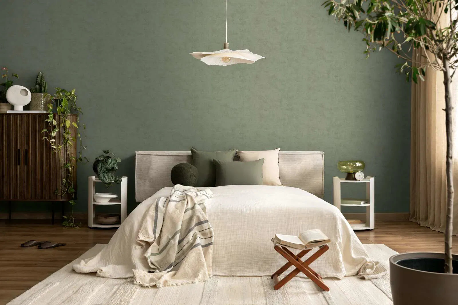 Tumši zaļas tapetes ar smalku tekstūru un matētu apdari mājīgā viesistabā. SKU: 3011742, AS Creation.