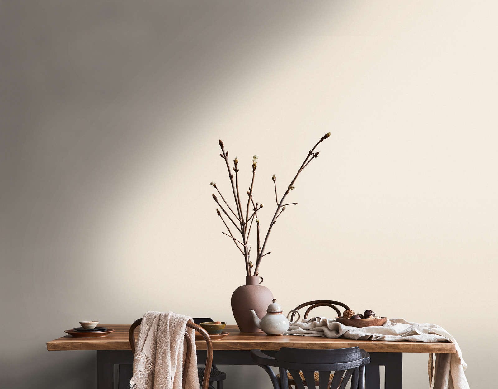 Baroka tapetes ar ornamentu un spīdīgu rakstu, krēmkrāsā - 1373725 AS Creation