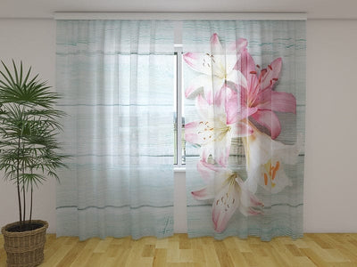 Curtains with floral motifs - Colourful lilies on wood