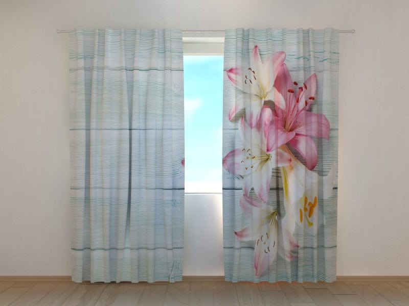 Curtains with floral motifs - Colourful lilies on wood Tapetenshop.lv