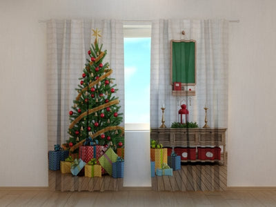 Kardinad Jõulupuu koos kingitustega