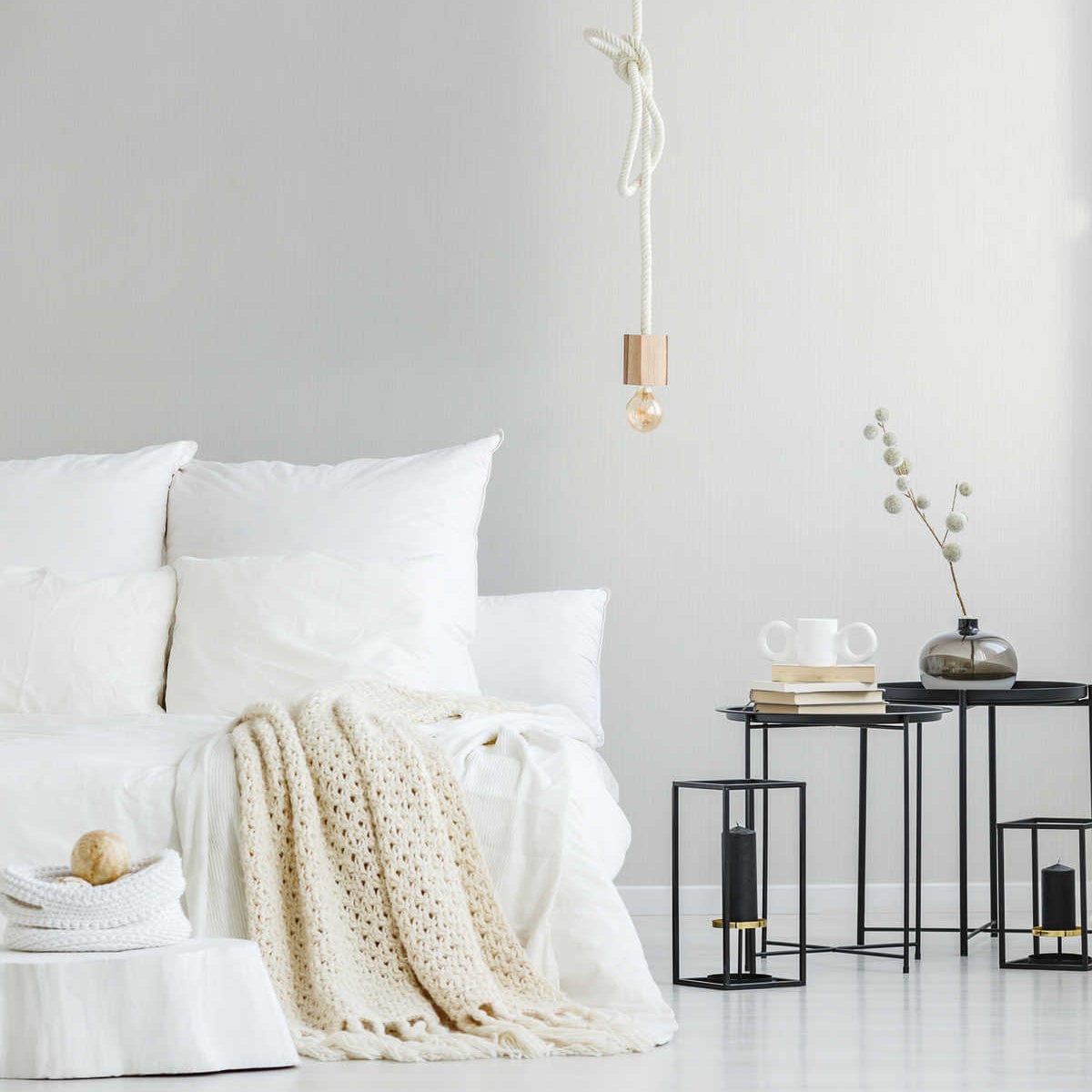 Baltas tapetes ar metālisku spīdumu un līnijveida struktūru AS 785527 AS Creation