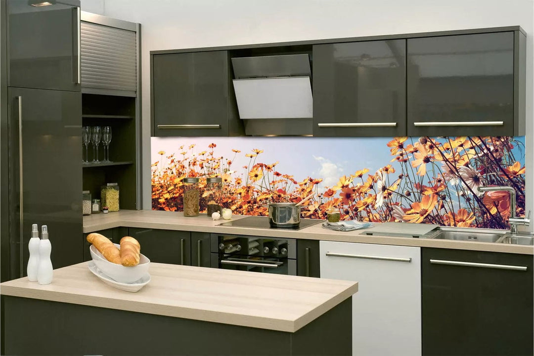 Pašlīmējošas fototapetes virtuvei ar saulainu rakstu - Pavasara pļava (260x60 cm) Art4home