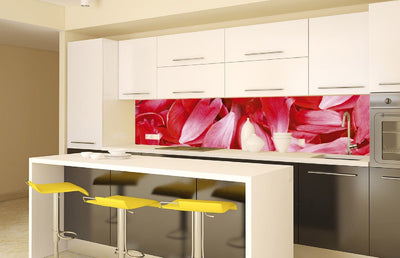 Fototapetes virtuvei ar lamināciju, pašlīmējošas plēve un flizelīns - Sarkanās ziedlapiņas  (260x60 cm) Art4home