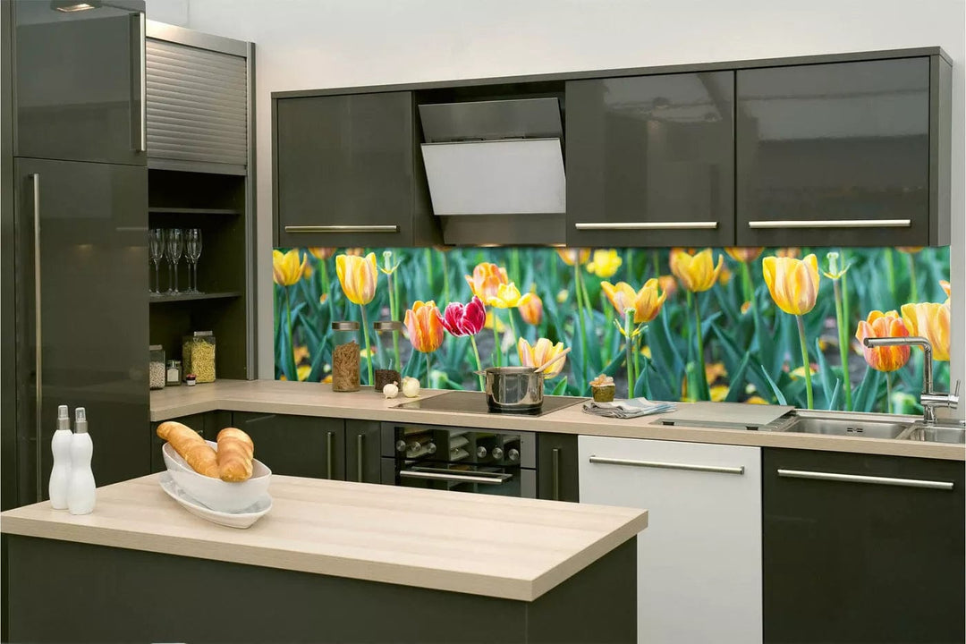 Pašlīmējošas fototapetes virtuvei ar skaistiem ziediem - Tulpes  (260x60 cm) Art4home