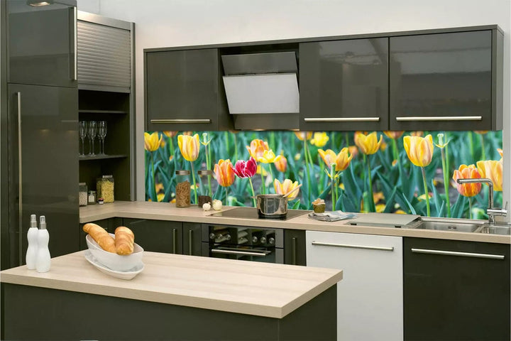 Pašlīmējošas fototapetes virtuvei ar skaistiem ziediem - Tulpes  (260x60 cm) Art4home
