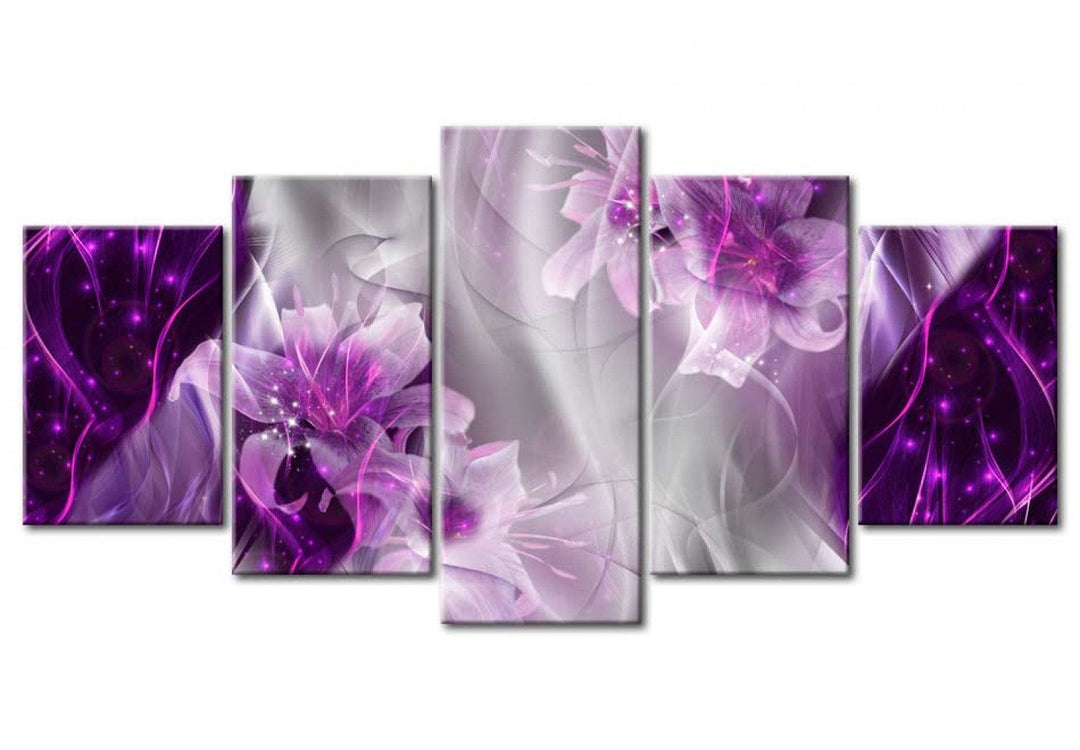Glezna uz akrila stikla ar violetiem ziediem uz abstrakta fona, 92494 Artgeist