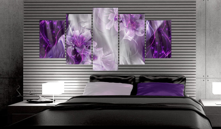 Glezna uz akrila stikla ar violetiem ziediem uz abstrakta fona, 92494 Artgeist