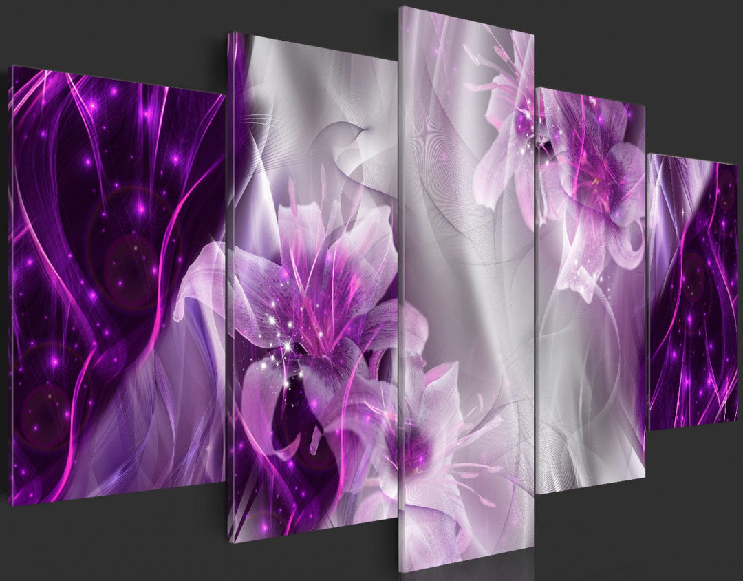 Glezna uz akrila stikla ar violetiem ziediem uz abstrakta fona, 92494 Artgeist