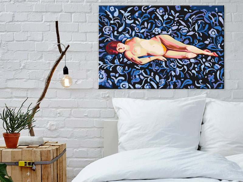 Kanva uz audekla "izkrāso pēc cipariem" - Nude on a Blue Background 60x40 cm Artgeist