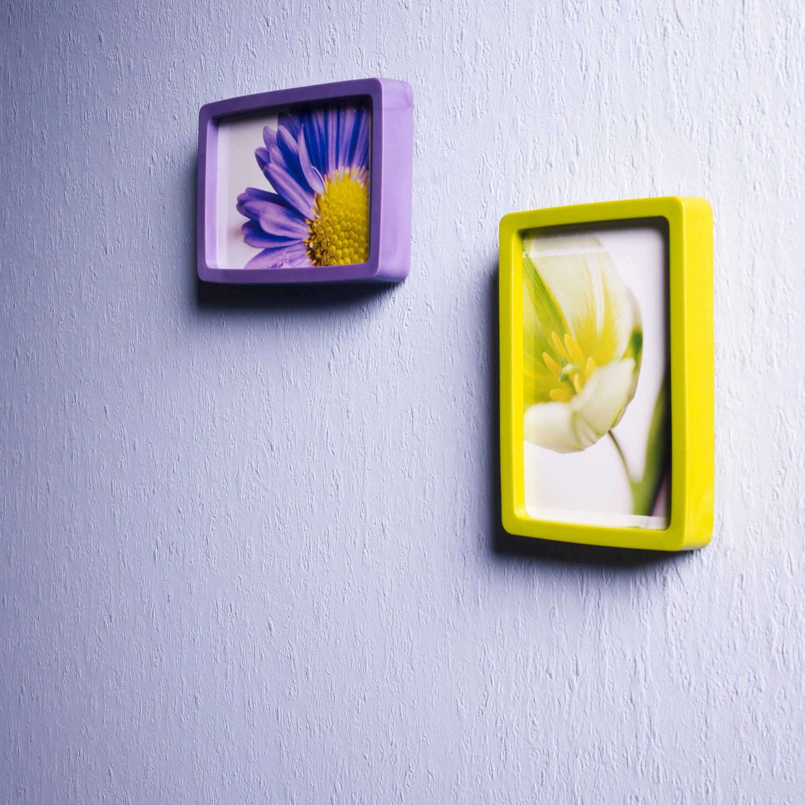 Eko krāsojamas tapetes ar apmetuma rakstu, nokrāsotas gaiši zilā krāsā