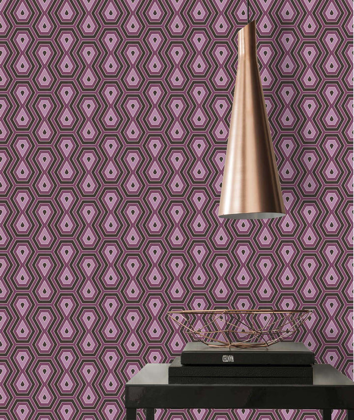 Tapetes violeta un vecā rozā krāsā ar grafisku dizainu retro stilā AS Creation