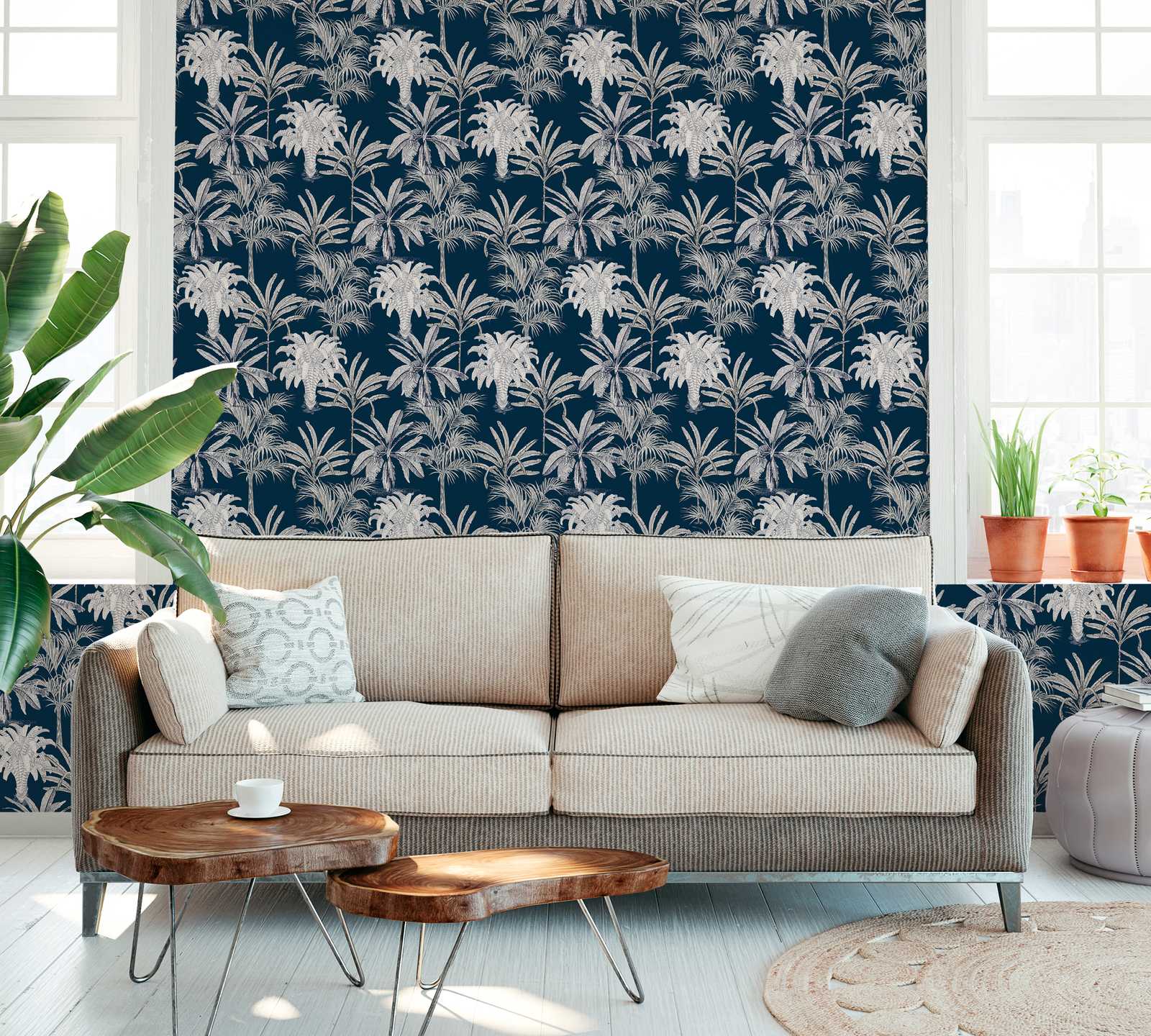 Tumši zilas palmu tapetes ar rakstu koloniālā stilā AS 379835 Tapetenshop.lv
