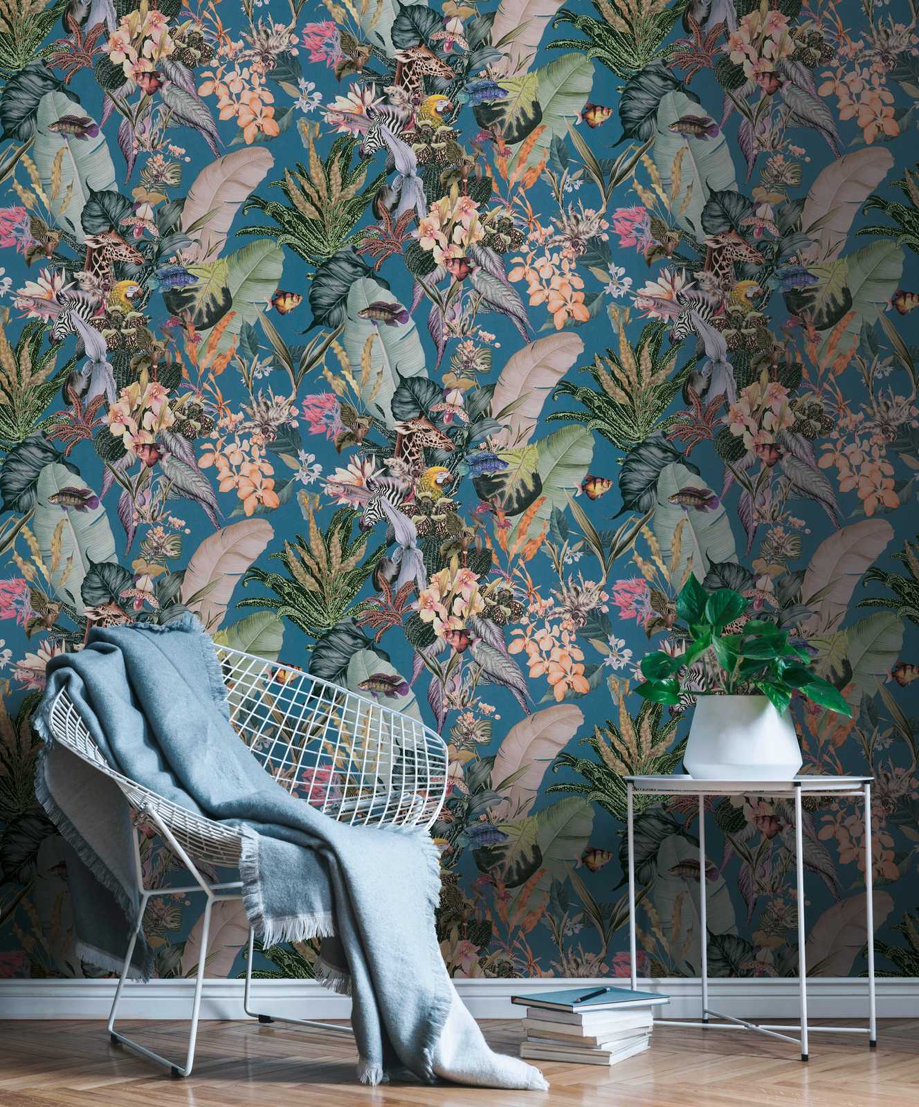 Tapetes ar eksotiskiem ziediem un dzīvniekiem (uz zila fona) - 1351504 AS Creation