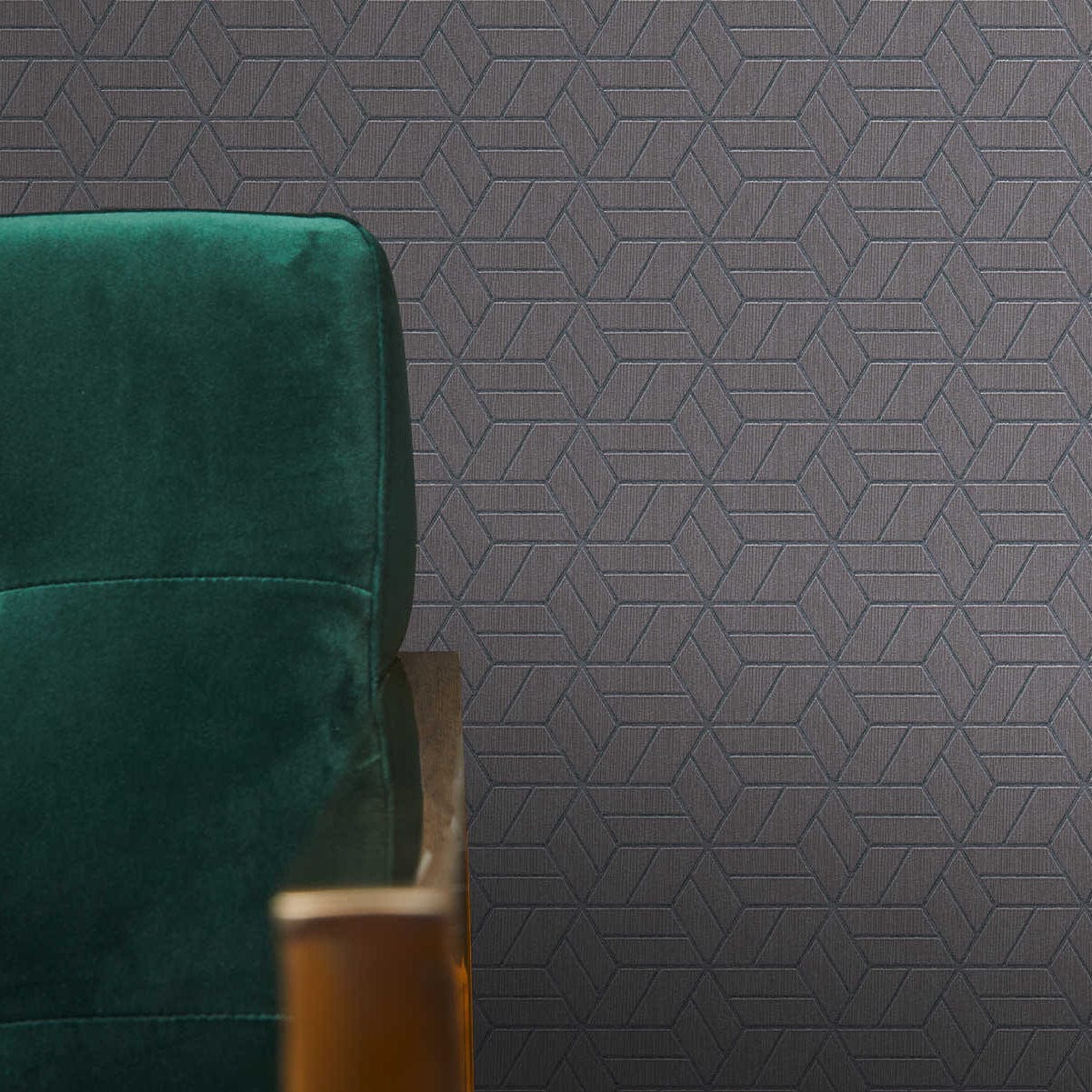 Pelēkas tapetes ar ģeometrisku rakstu un mirdzuma efektu 369202 AS Creation