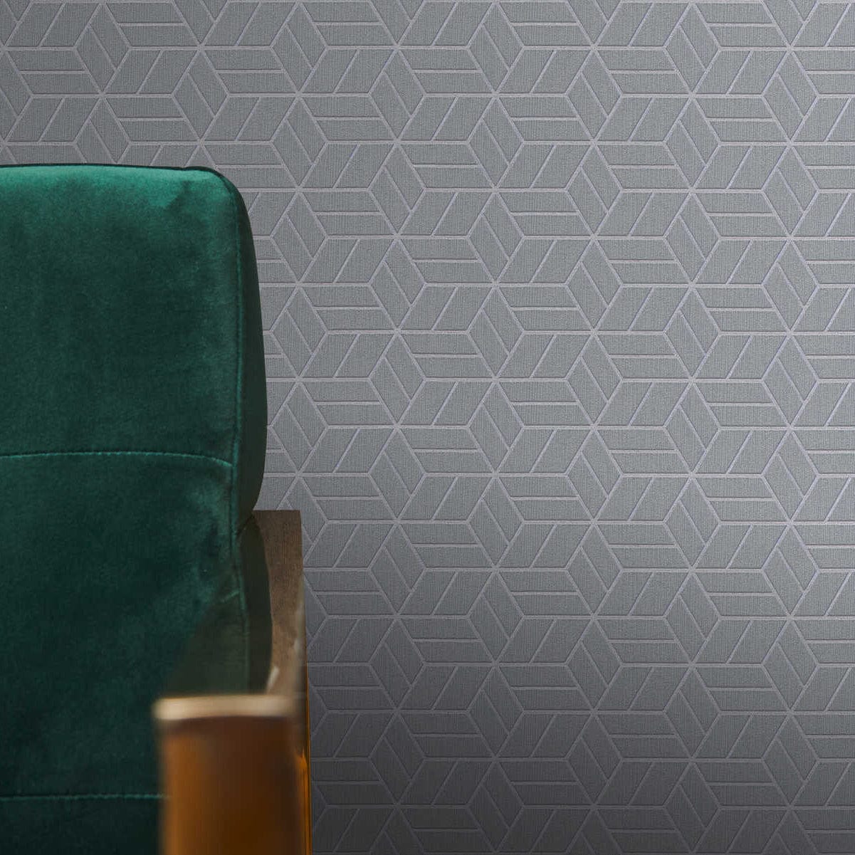 Tapetes ar ģeometrisku rakstu un mirdzuma efektu pelēkā krāsā 369204 AS Creation